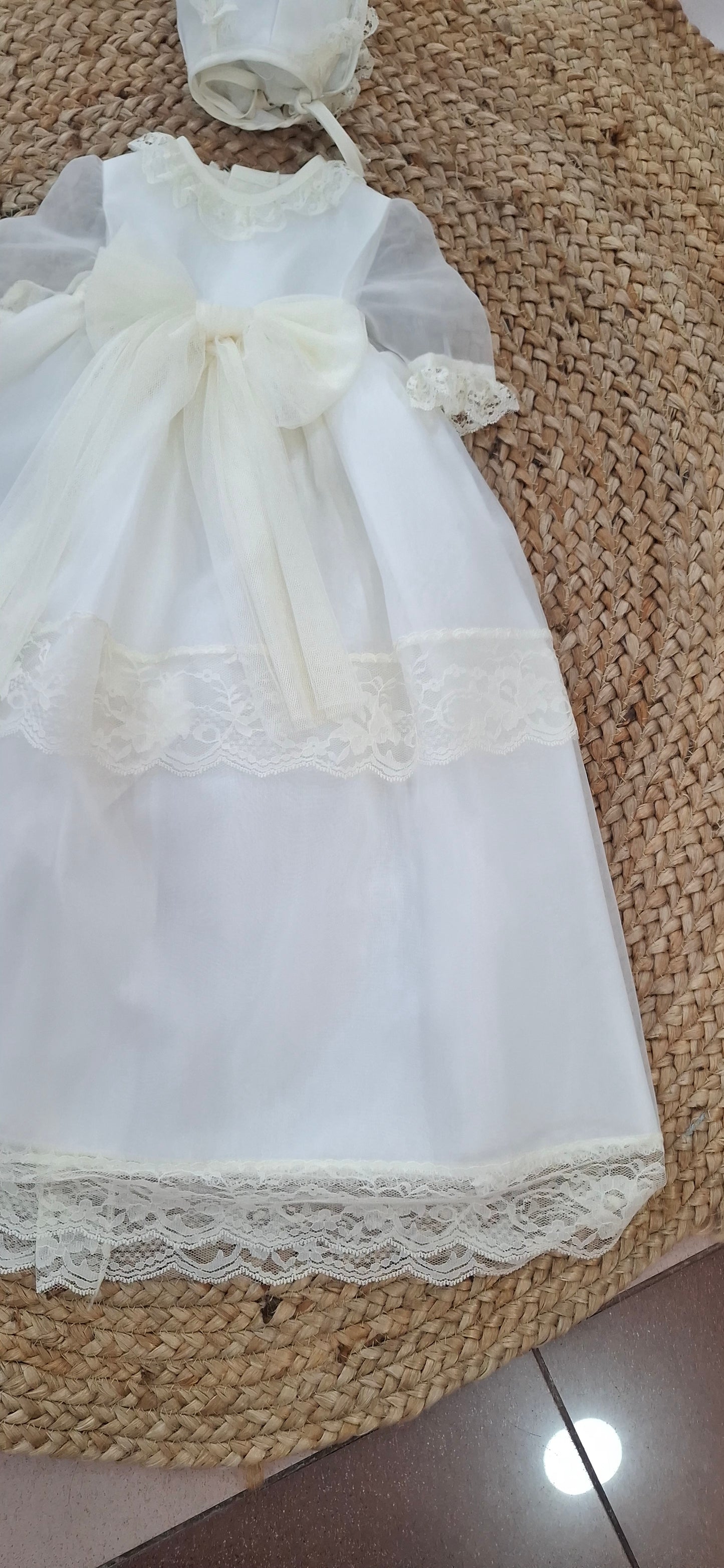Faldon de triple organza beig con lazo tul y capota