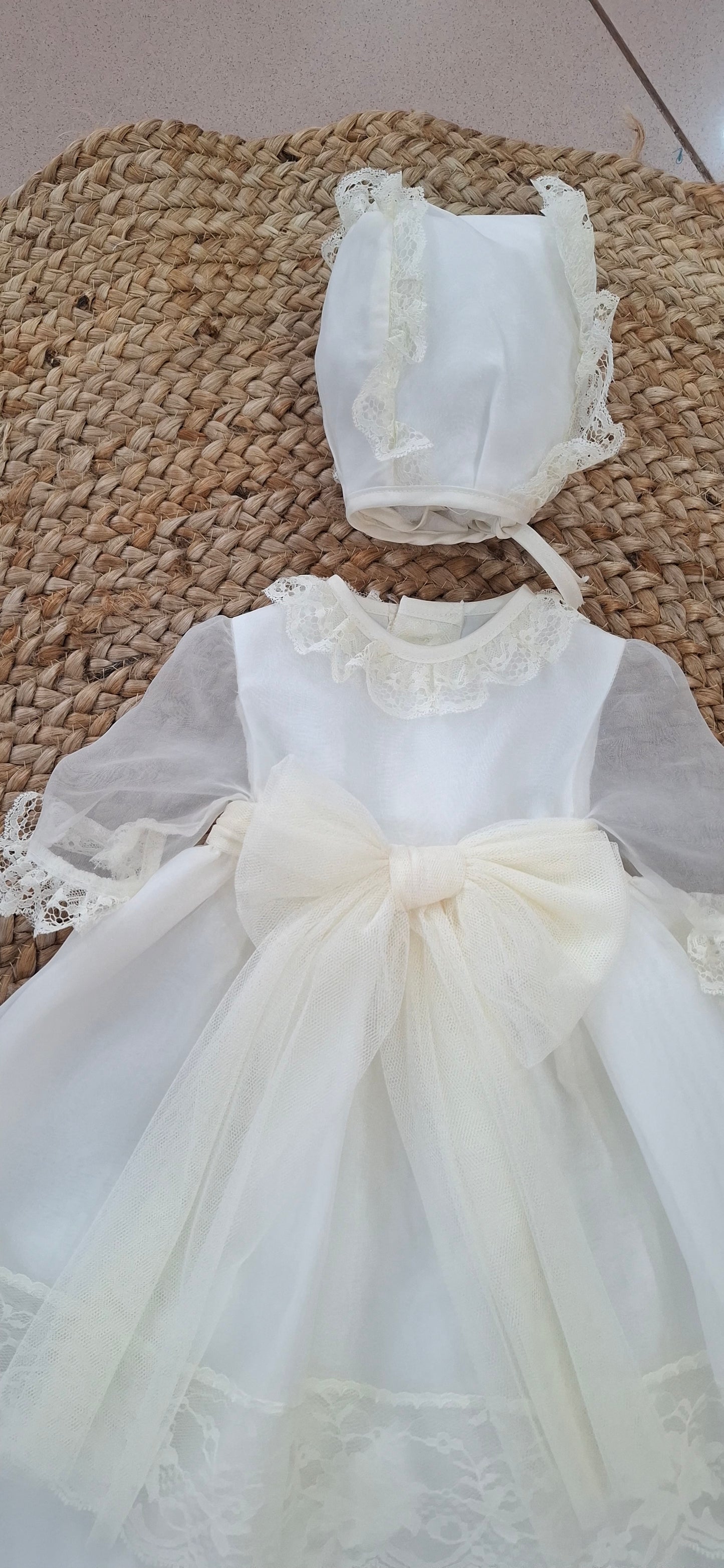 Faldon de triple organza beig con lazo tul y capota