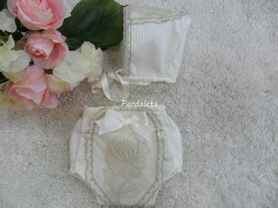 CULOTE y CAPOTA BEIG CON APLIQUE