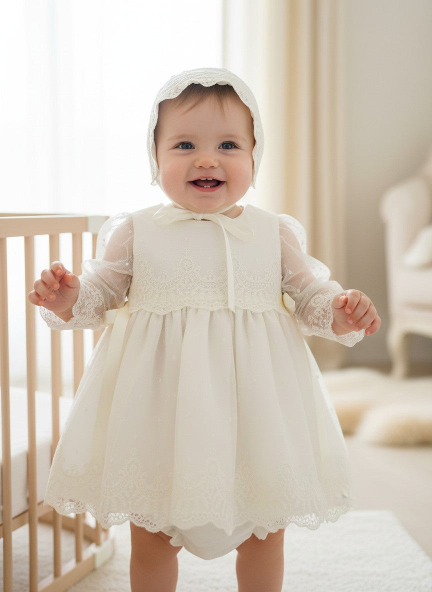 Vestido tul bordado beig con capota y braguita