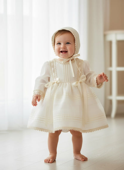 Vestido beig manga larga con pasacintas y capota