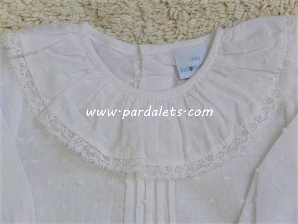 Camisa plumeti blanco y puntilla blanca en el cuello