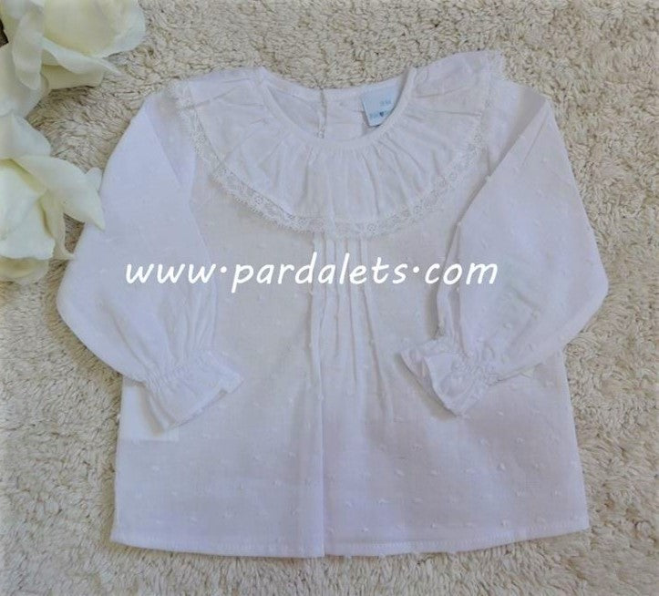 Camisa plumeti blanco y puntilla blanca en el cuello