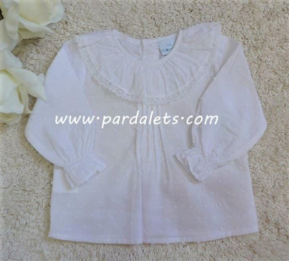 Camisa plumeti blanco y puntilla blanca en el cuello