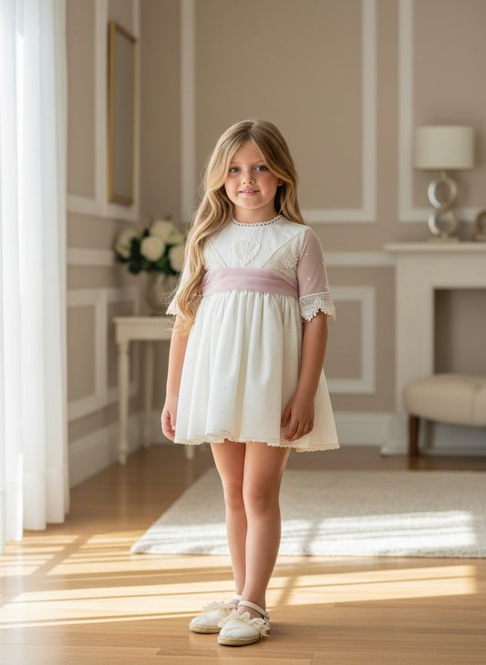 Vestido tul bordado beig y fajin rosa