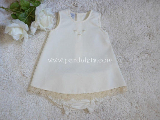 Jesusito pique beig con bolillo y 3 flores bordadas Paz Rodriguez - PARDALETS