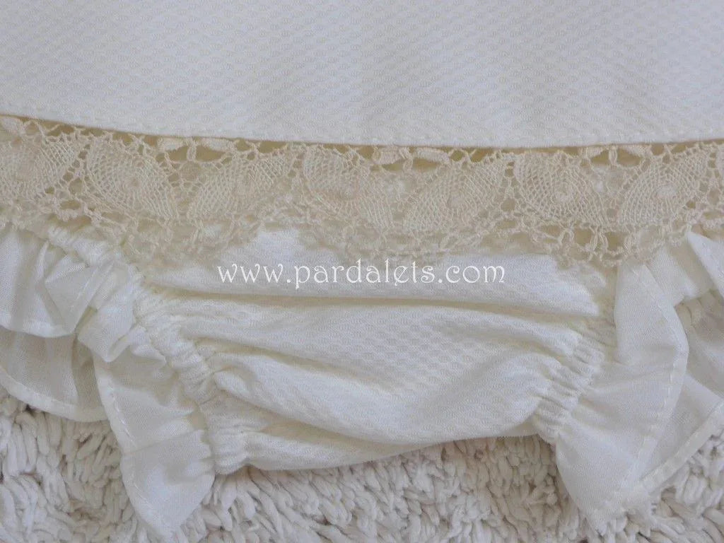 Jesusito pique beig con bolillo y 3 flores bordadas Paz Rodriguez - PARDALETS