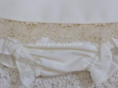 Jesusito pique beig con bolillo y 3 flores bordadas Paz Rodriguez - PARDALETS
