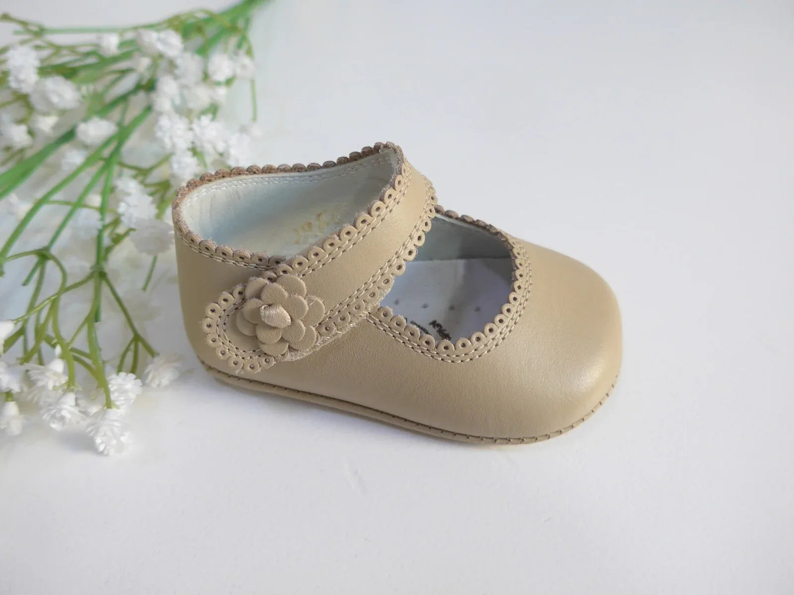 Mercedita piel arena con flor y velcro sin suela - PARDALETS