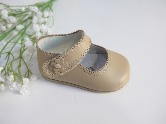 Mercedita piel arena con flor y velcro sin suela