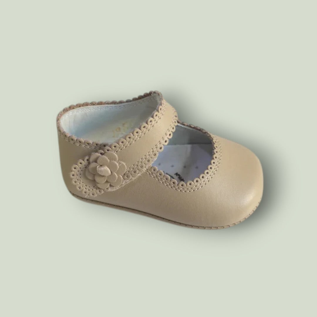 Mercedita piel arena con flor y velcro sin suela