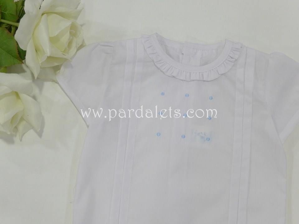 Camisa blanca cuello volante y bodoques
