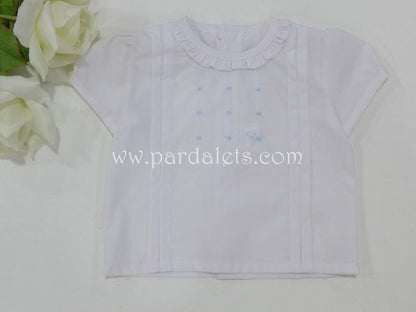 Camisa blanca cuello volante y bodoques