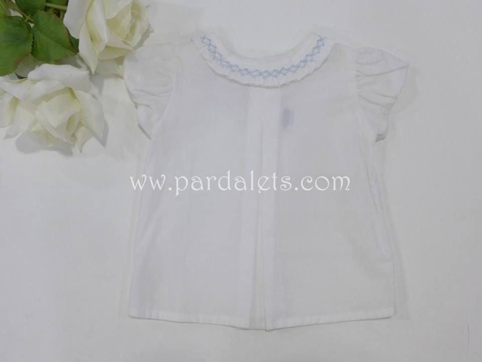 Camisa blanca con cuello nido de abeja a mano