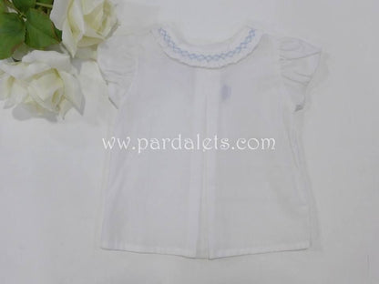 Camisa blanca con cuello nido de abeja a mano