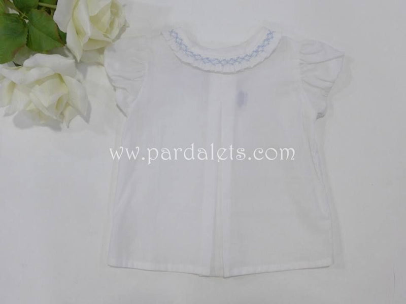 Camisa blanca con cuello nido de abeja a mano