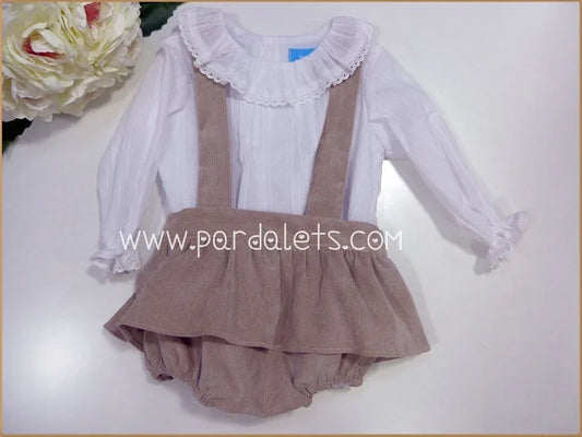 Peto beig y blusa blanca plumeti - PARDALETS
