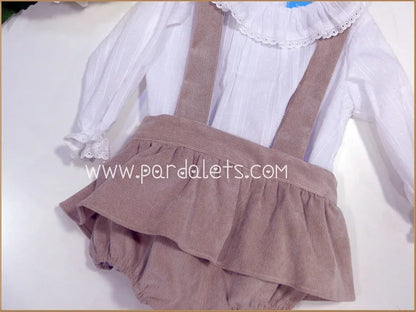 Peto beig y blusa blanca plumeti - PARDALETS
