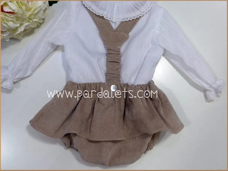 Peto beig y blusa blanca plumeti - PARDALETS