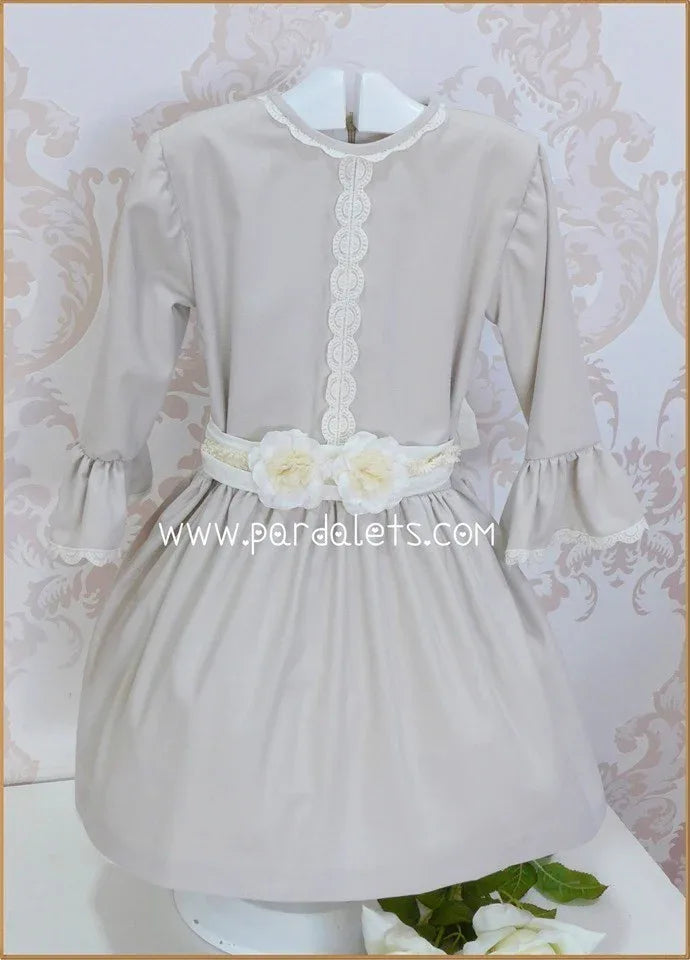 Vestido arena talle bajo con fajin beig con flores - PARDALETS