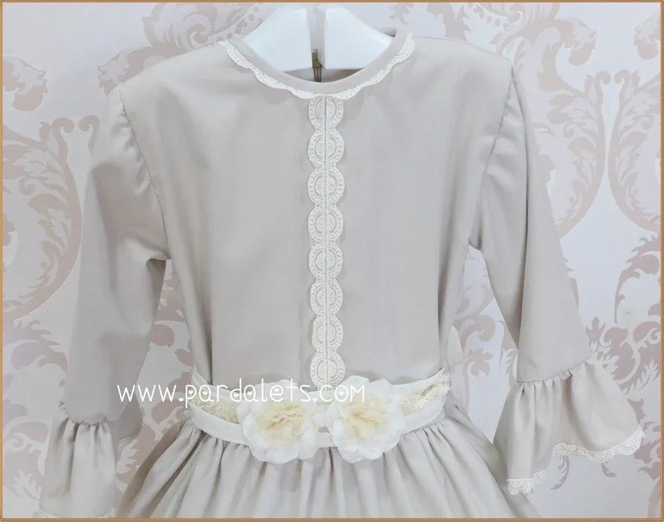 Vestido arena talle bajo con fajin beig con flores - PARDALETS