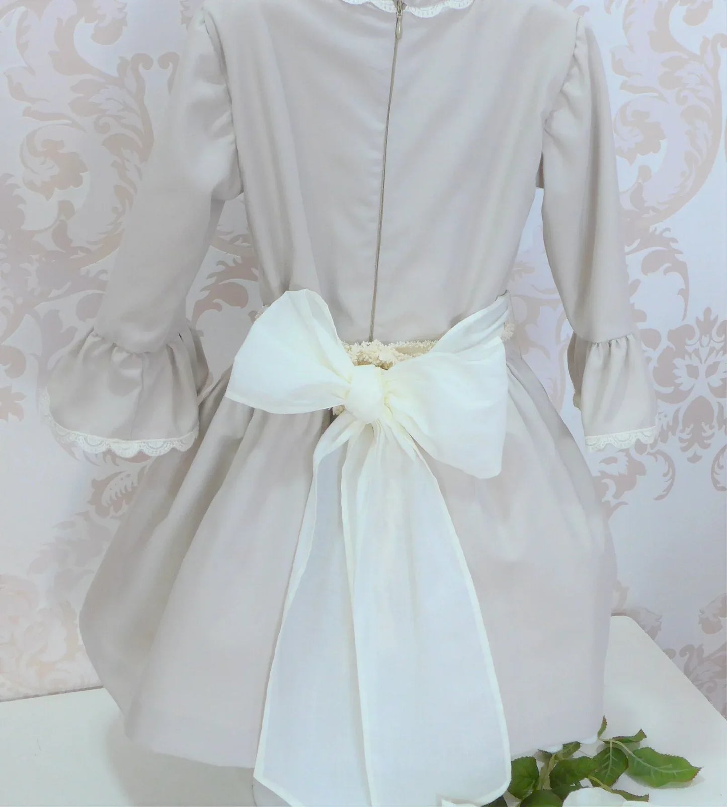 Vestido arena talle bajo con fajin beig con flores - PARDALETS