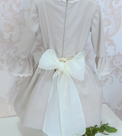 Vestido arena talle bajo con fajin beig con flores - PARDALETS