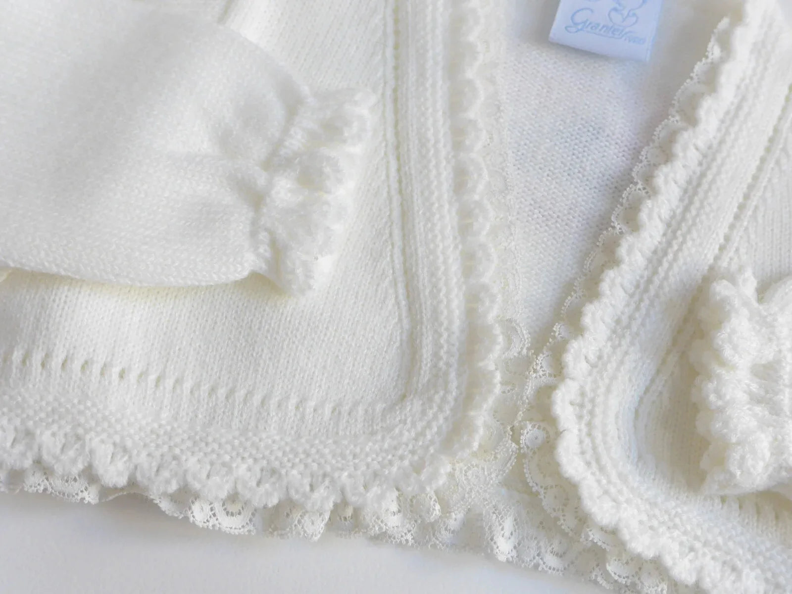Chaqueta corta lana beig con puntilla alrededor - PARDALETS