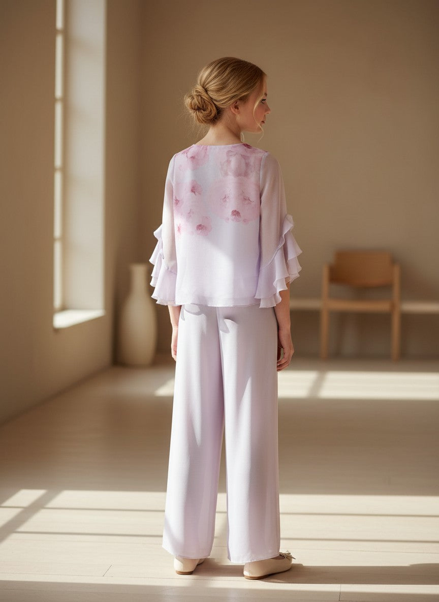 Conjunto blusa manga francesa gasa estampada malva y pantalon blanco