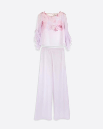 Conjunto blusa manga francesa gasa estampada malva y pantalon blanco