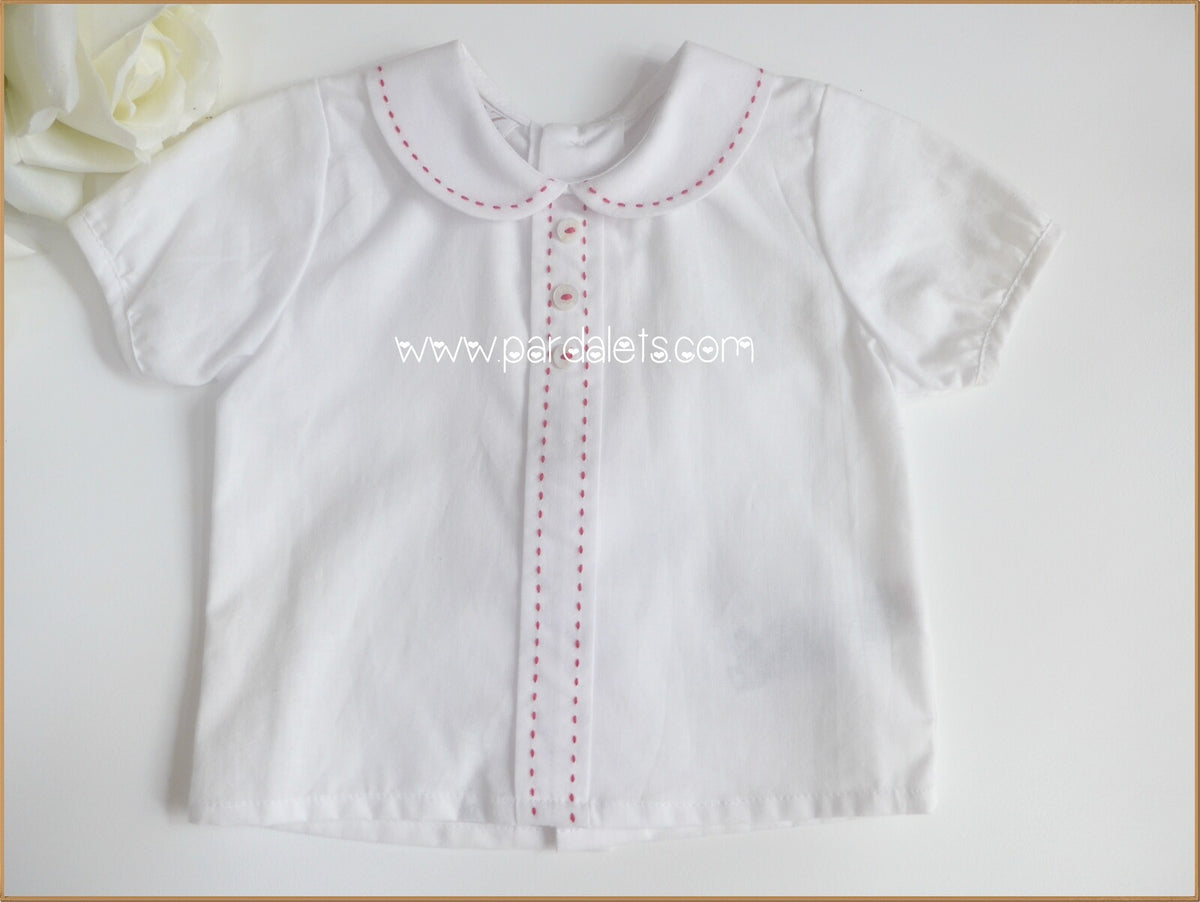 Camisa blanca con pespunte rojo