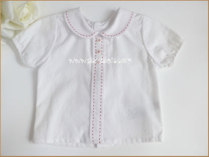 Camisa blanca con pespunte rojo