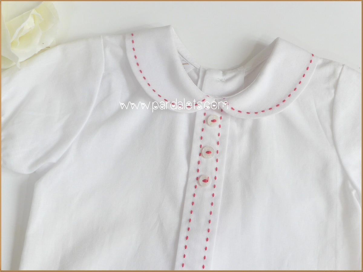 Camisa blanca con pespunte rojo