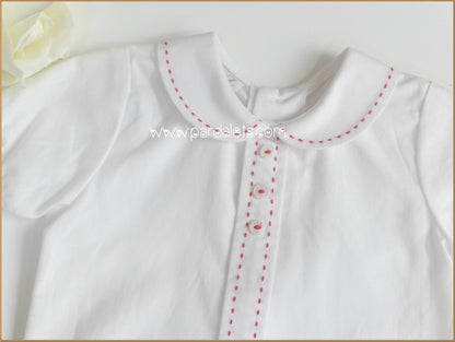 Camisa blanca con pespunte rojo