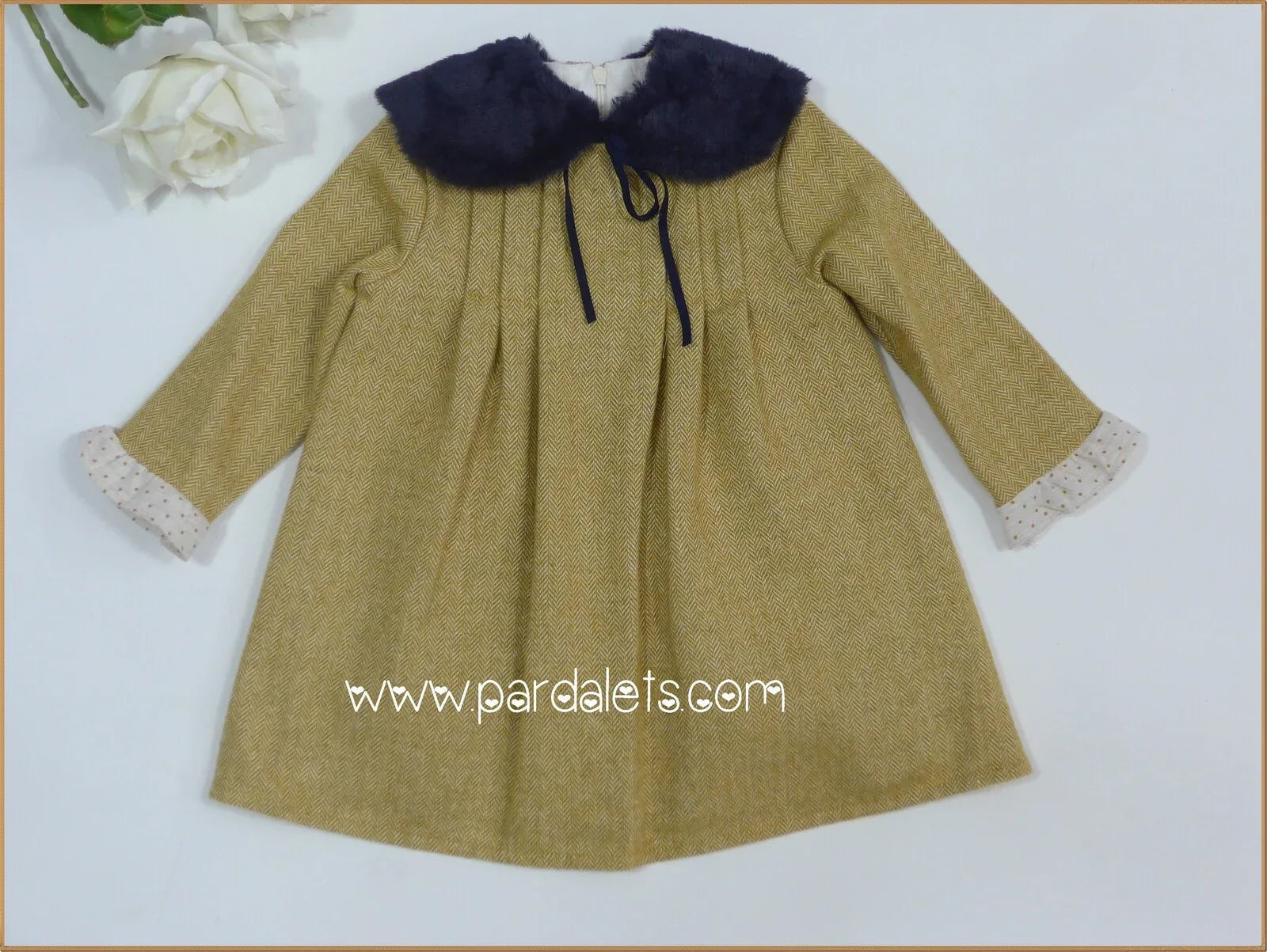 Vestido mostaza volantes tul y cuello marino - PARDALETS