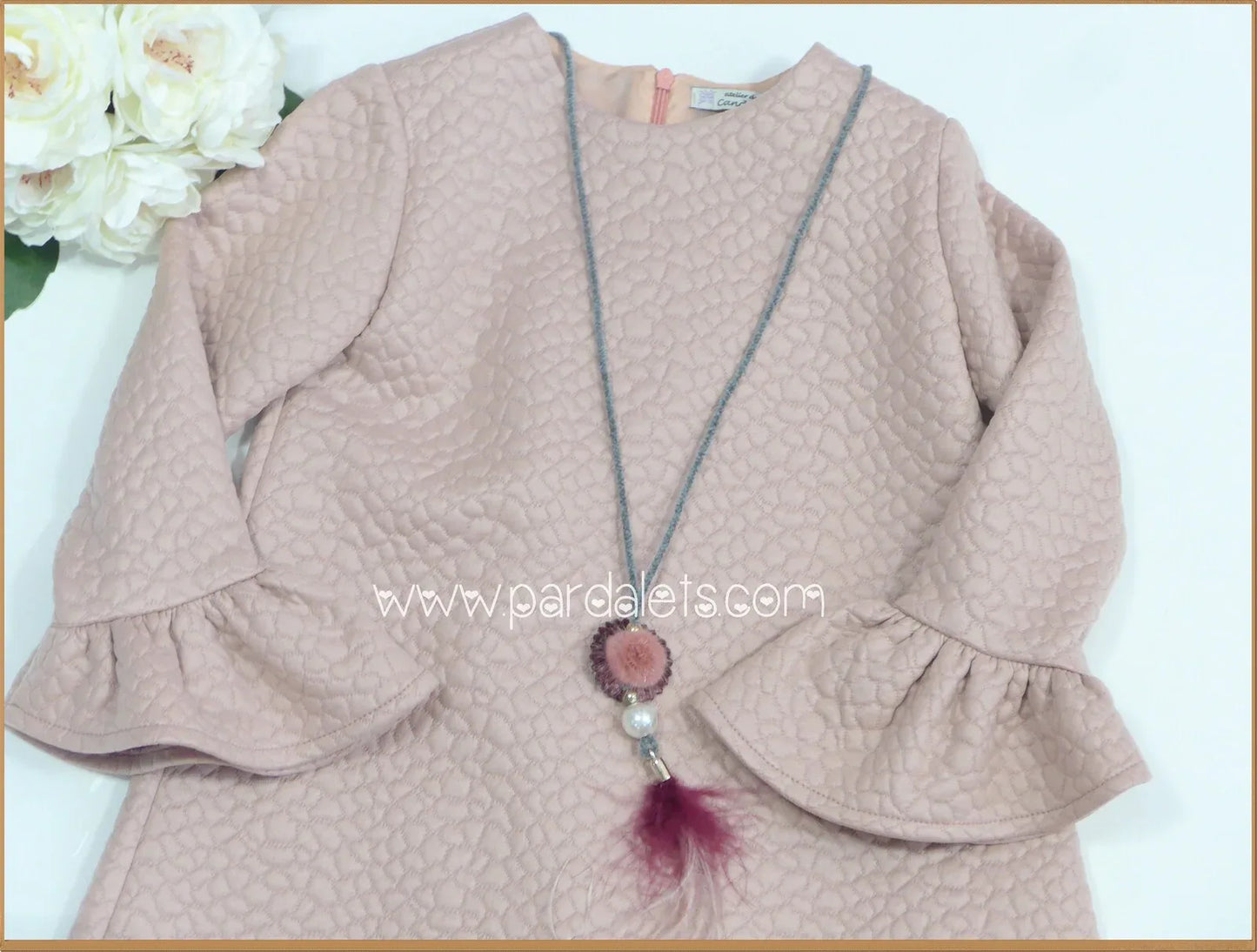 Vestido rosa empolvado con collar plumas - PARDALETS