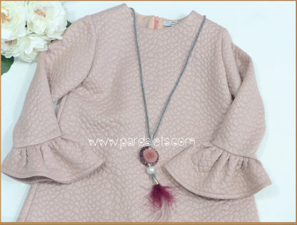 Vestido rosa empolvado con collar plumas - PARDALETS