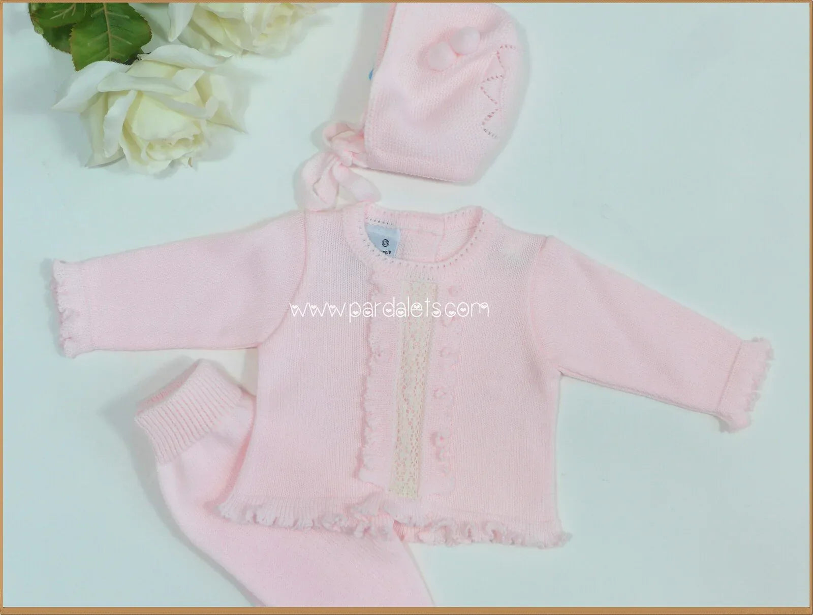 Jubon lana rosa con puntilla, polaina y capota con 2 pompones - PARDALETS