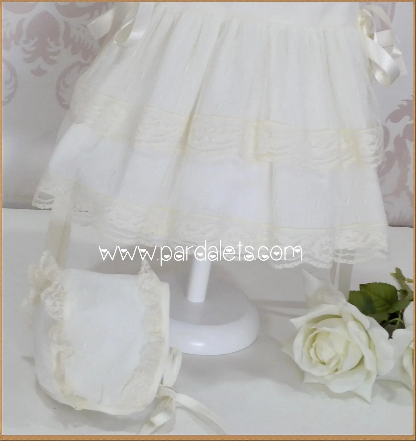 Vestido de tul beig con capota - PARDALETS