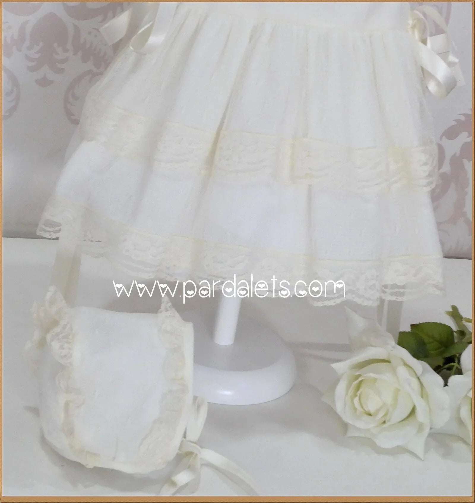 Vestido de tul beig con capota - PARDALETS