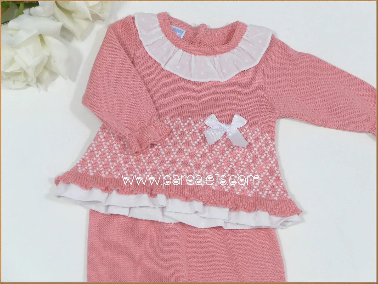 Jubon y polaina coral con volantes de plumeti blanco - PARDALETS