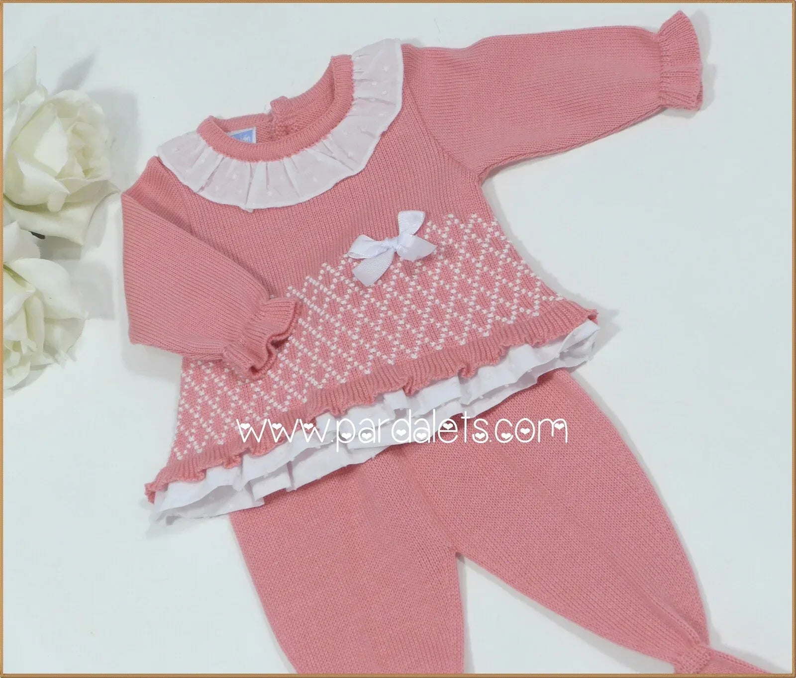 Jubon y polaina coral con volantes de plumeti blanco - PARDALETS