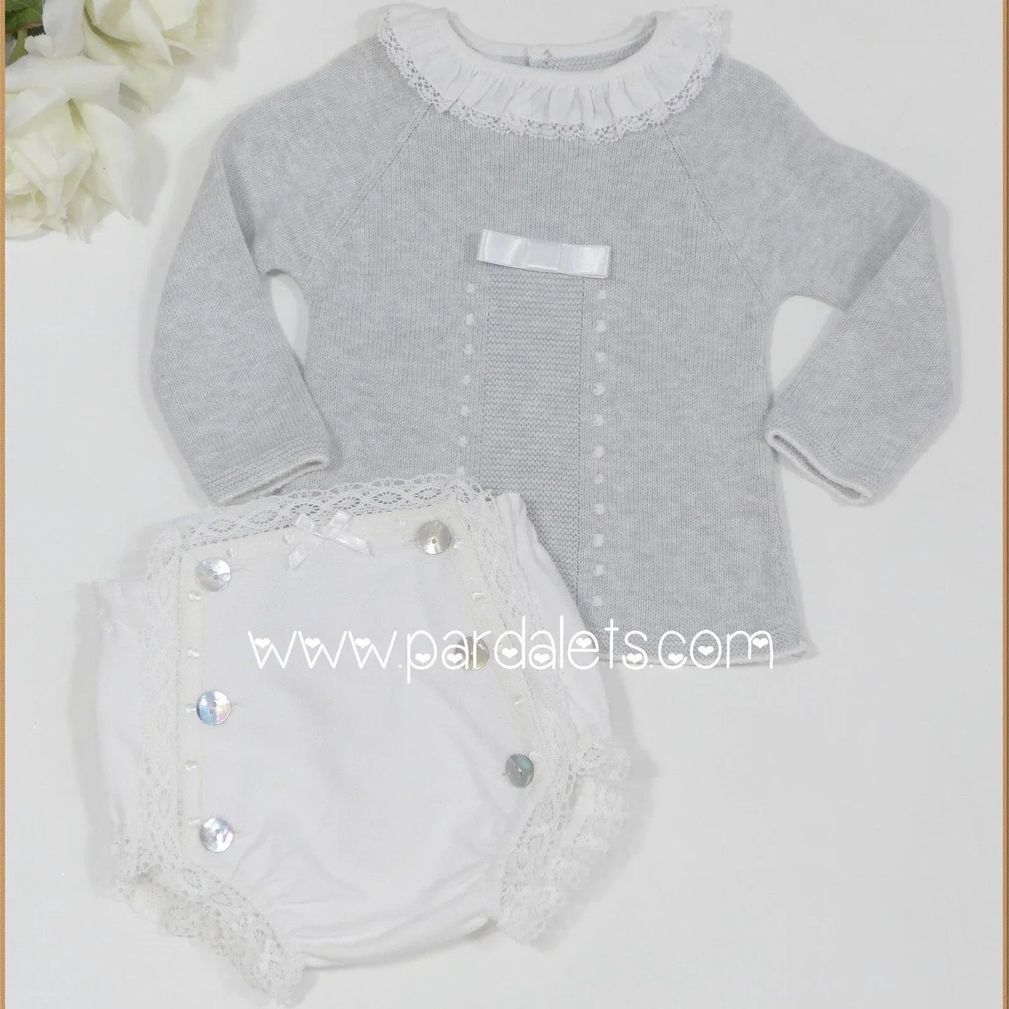 Jubon gris puntilla y cubrepañal pique blanco - PARDALETS