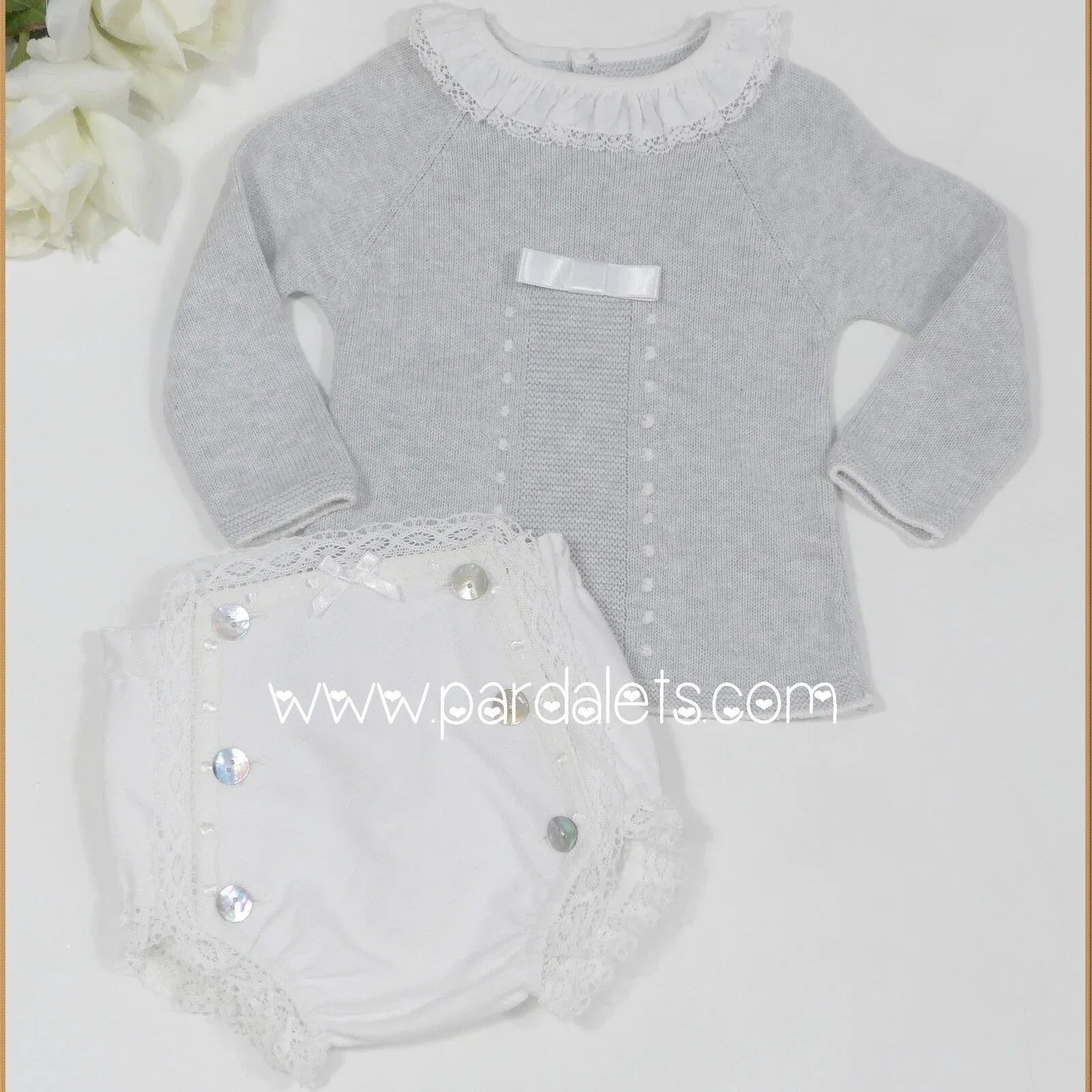 Jubon gris puntilla y cubrepañal pique blanco - PARDALETS