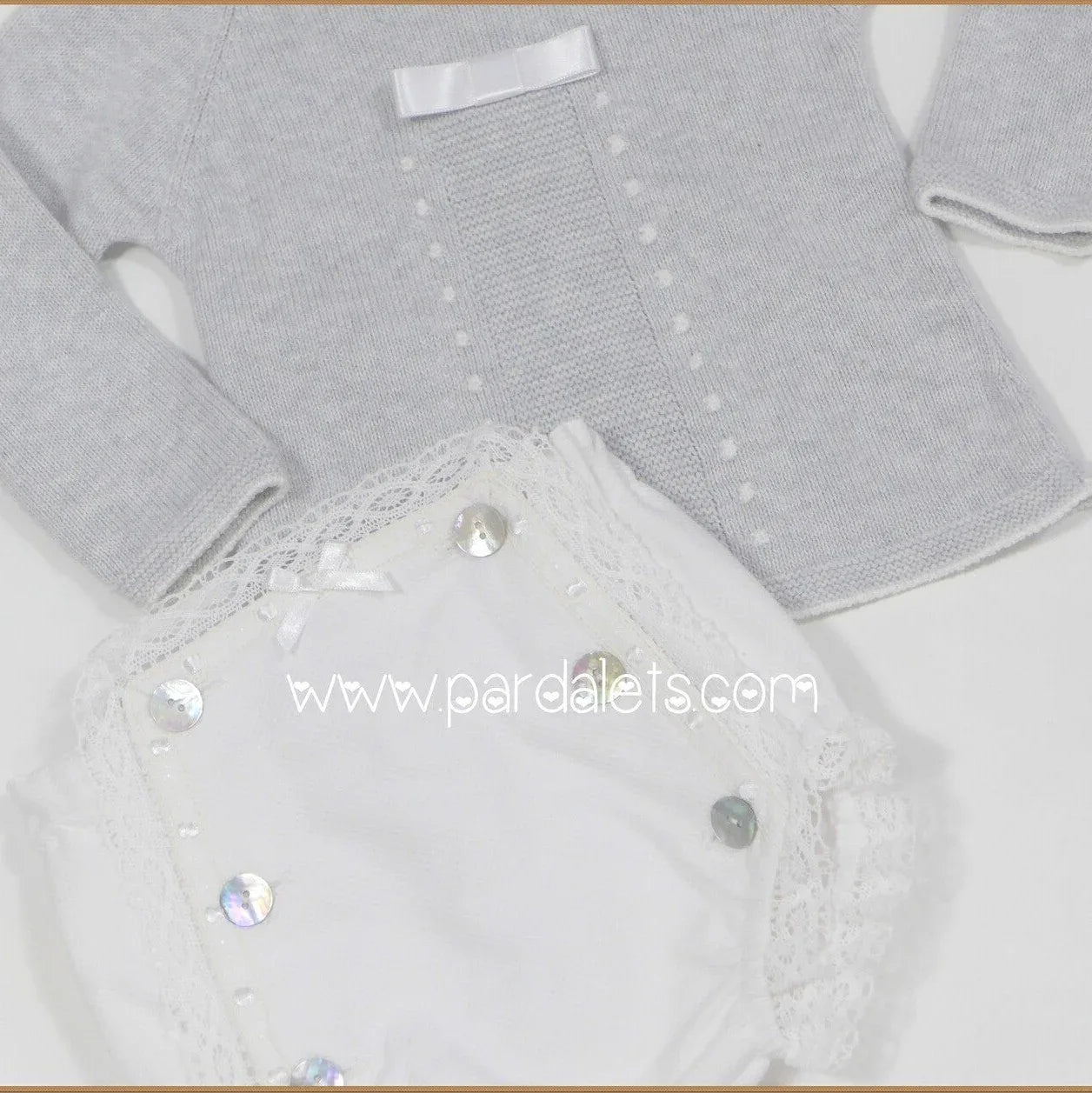 Jubon gris puntilla y cubrepañal pique blanco - PARDALETS