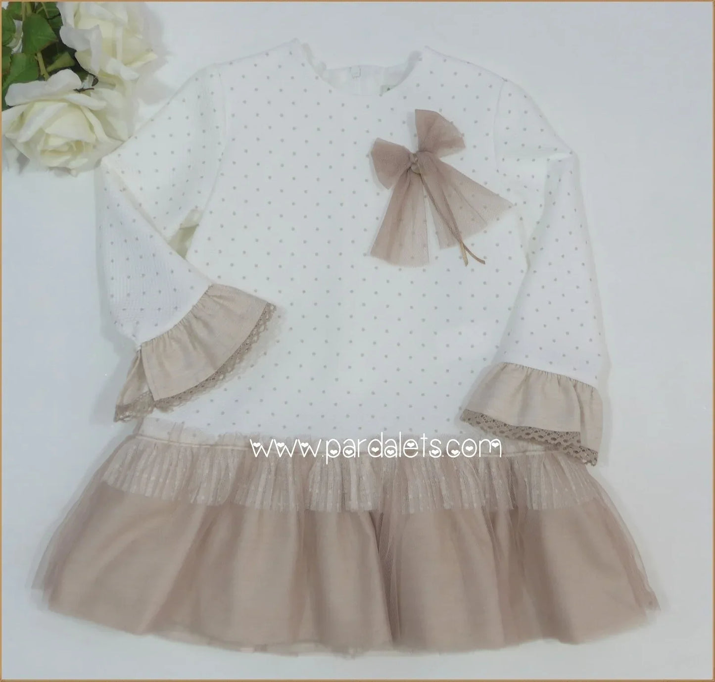 Vestido blanco con topitos y volante tostado tul "Saltarin" - PARDALETS