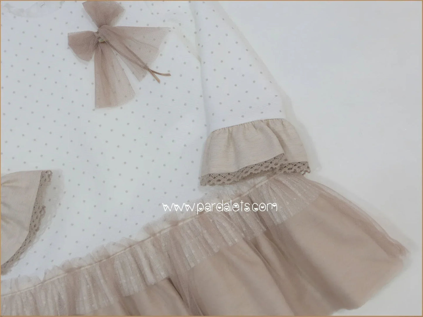 Vestido blanco con topitos y volante tostado tul "Saltarin" - PARDALETS