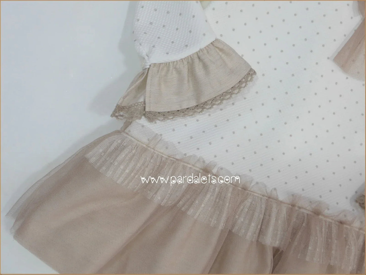 Vestido blanco con topitos y volante tostado tul "Saltarin" - PARDALETS