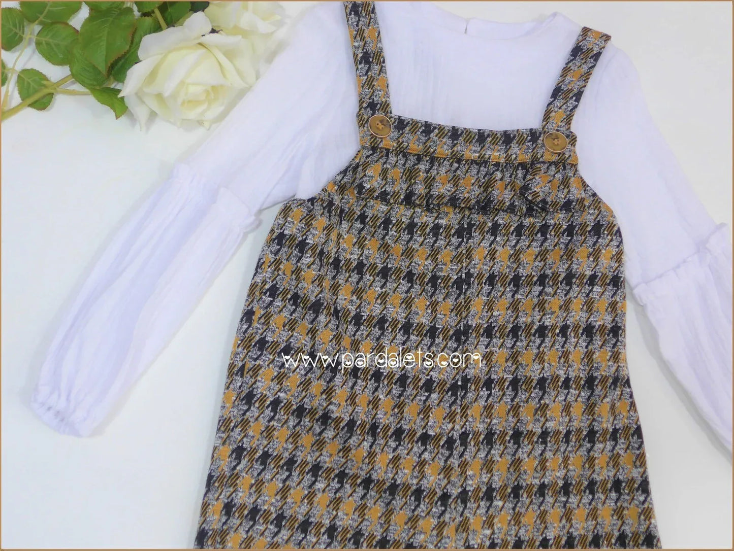 Mono estampado gris y mostaza y blusa blanca "Carnaval" - PARDALETS