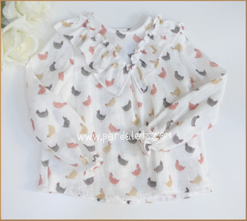 Camisa blanca estampado gallinitas teja